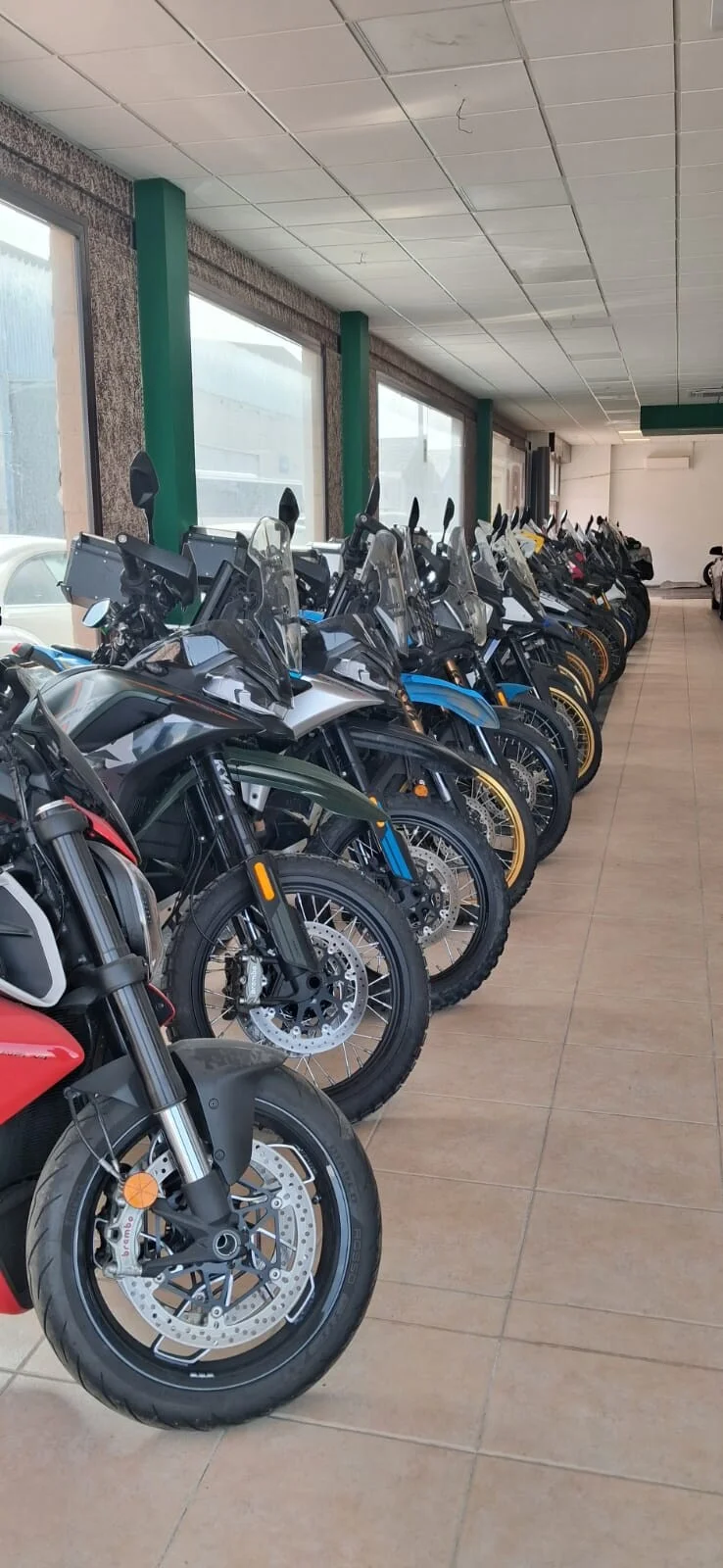 Skontaktuj się z motomalaga.com w sprawie wynajmu motocykla
